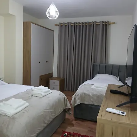 Bujtina Cupa 招待所 3*